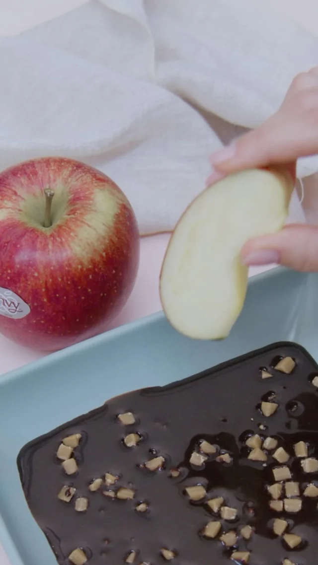 Immergiti nel piacere 🍎🍫 Una fetta di envy intinta nel cioccolato fondente darà un gusto nuovo alla tua giornata. #envy #assaggiapercredere