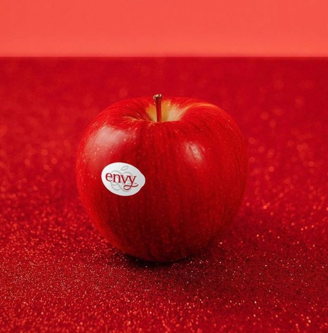Get ready for the National Day weekend with all things #RED. ❤️🇸🇬 Buy 5 Envy Apples for $8.95 and get a free Envy Apple Tray with every purchase at any of the NTUC FairPrice outlet below. ✨🍎

Outlets:
- Bedok Mall
- Clementi Mall
- Thomson Plaza
- JEM
- Ang Mo Kio
- Vivocity
- EastPoint

#Envyapple #Envyapples #Envyapplesg #apples #lifestyle #sliceandshare #fruitsandveggies #freshfruit #biteandbelieve