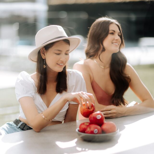 What is a great tea-time snack without some company? 💁‍♀️💁‍♂️ Enjoy your next tea-time snack with friends and some Envy Apples, you'll be having a great time! ☺️ 

#Envyapple #Envyapples #Envyapplesg #apples #lifestyle #sliceandshare #fruitsandveggies #freshfruit #biteandbelieve