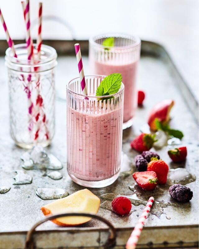 It's World Vegan Day! 🤩 Here's a applelicious recipe that makes an apple and berry smoothie for 2! 🤤🧃

Recipe
1-2 EnvyTM apples 
1 cup plain Greek-style yoghurt 
¾ cup mixed frozen or fresh berries 
1 cup almond milk 
A swirl of Mānuka honey if desired 
3-4 Ice cubes
Mint leaves to garnish

Method
1. Core the EnvyTM apples and cut them into 4 wedges.

2. Combine in the blender with the yoghurt, berries, almond milk, and honey and pulse to break up.

3. Add the ice cubes and blend until smooth and creamy.

4. Pour into glasses and garnish with fresh mint leaves.

5. Enjoy! 😍

#Envyapple #Envyapples #Envyapplesg #apples #lifestyle #sliceandshare #fruitsandveggies #freshfruit #biteandbelieve