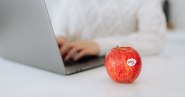 Start your Monday right with Envy Apples 🍎 to energise and get you going for the rest of the week 💪🔥

#Envyapple #Envyapples #Envyapplesg #apples #lifestyle #sliceandshare #fruitsandveggies #freshfruit #biteandbelieve
