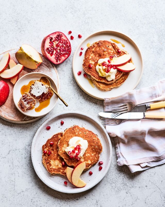 Make yourself hearty Envy Apple and honey hotcakes for breakfast! 😆🍎 This scrumptious breakfast is definitely one that is envy-worthy and drool-worthy 🤤

#Envyapple #Envyapples #Envyapplesg #apples #lifestyle #sliceandshare #fruitsandveggies #freshfruit #biteandbelieve #envyrecipes #applerecipes #breakfastideas