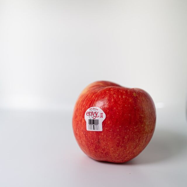 Missed us? Guess what! 🤩 New Zealand Envy Apples are back in season, available at your nearby grocery stores for purchase, so you know what that means 😉🍎

#Envyapple #Envyapples #Envyapplesg #apples #lifestyle #sliceandshare #fruitsandveggies #freshfruit #biteandbelieve