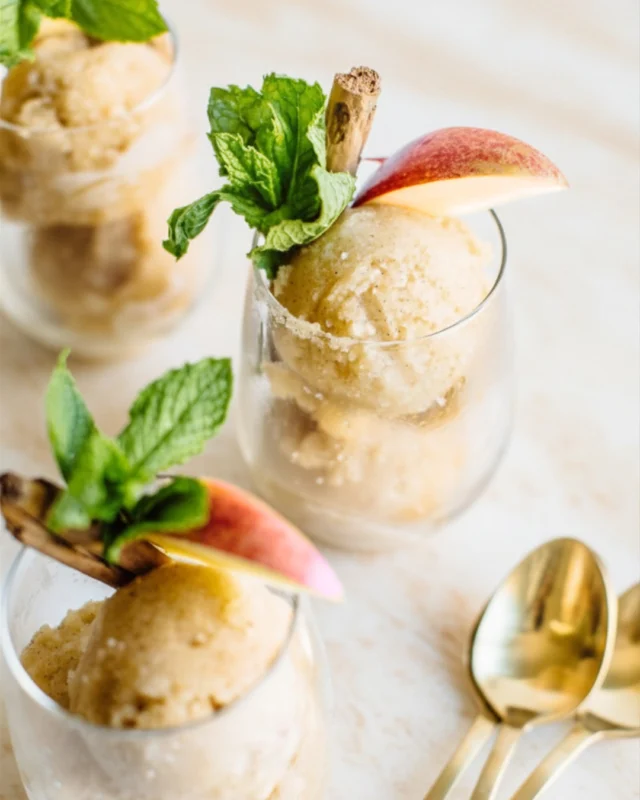We love ice cream at this time of year, and what better way to make every scoop unforgettable than by adding a few slices of ENVY™ 🍎