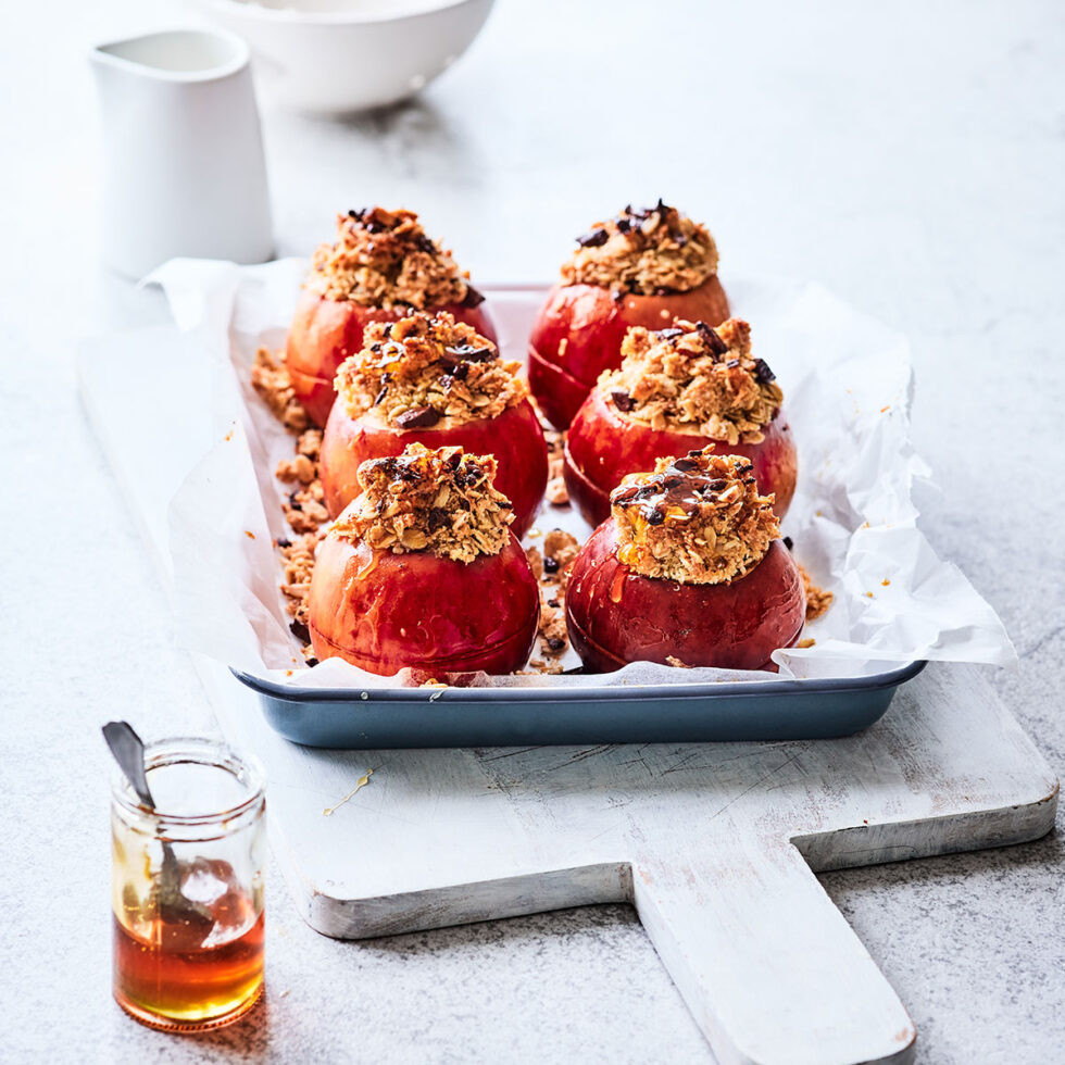 BAKED ENVY™ APPLES WITH NUTELLA & CRUMBLE TOPPING Envy Apple US