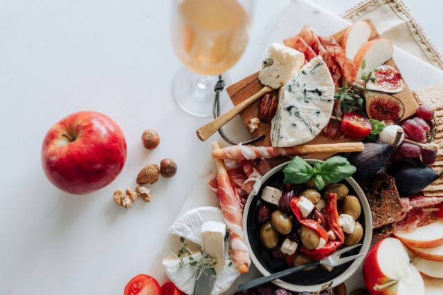 Enjoy Envy™ al fresco for the perfect summer evening with friends. Simply #sliceandshare paired with your favorite chilled white chardonnay and some creamy brie.