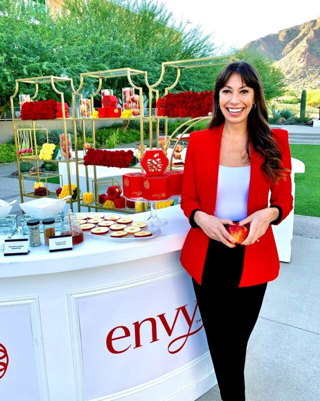 Our gorgeous No-Bake Envy™ Donuts were a huge hit at the @AppForHealth conference in Scottsdale this week! Have you tried this delicious recipe yet?

PS - Doesn't Ashley from @HowHealthyHappensTV look great in Envy™ red? 😍