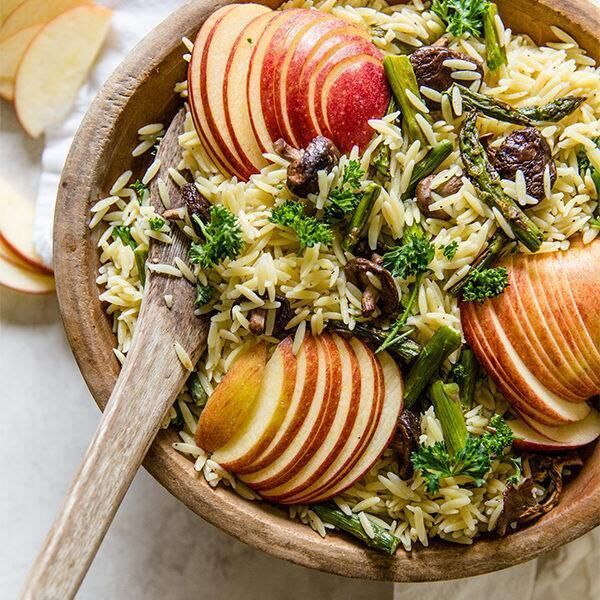 Welcome the warmth! This delicious Spring Vegetable & Envy™ Apple Orzo recipe is the perfect vegan entree for the season! 🥰 #linkinbio