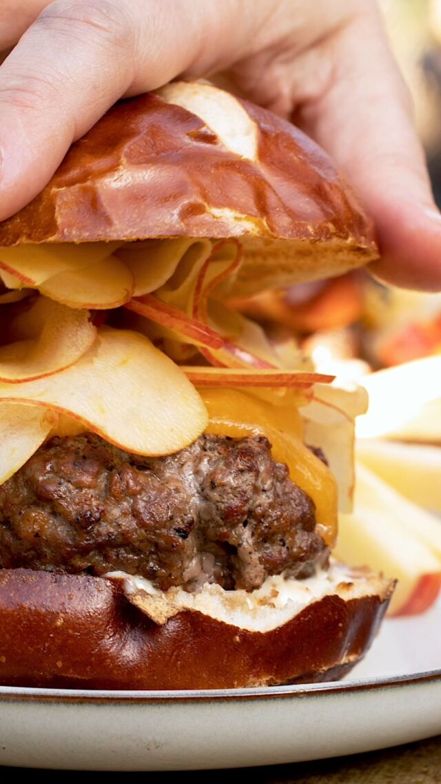 Oh my gosh... no caption needed 😍 

Happy #NationalHamburgerDay