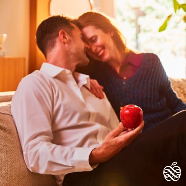 Because all of me loves all of you. Elevate your cozy couple moments with Envy™ apples.❤️🍎
