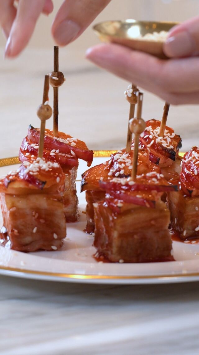 Unleash your culinary creativity with Envy™ apple Sesame Pork Belly Bites! Elevate your appetizer game with this delicious fusion of Envy™ apples, succulent pork belly, and the rich flavor of sesame. A bite-sized burst of perfection! 🌟