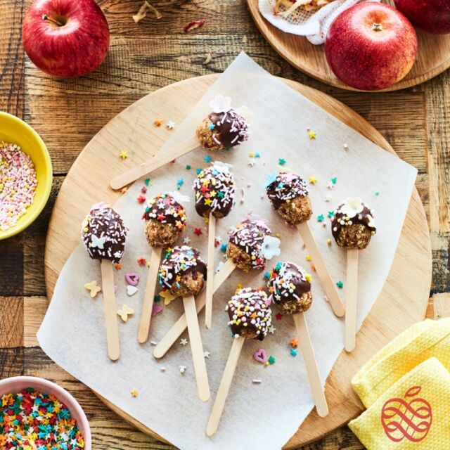 We hope everyone has a fabulous Easter weekend with friends and family! 🌷🐰🍎 These Envy™ Apple Easter Bliss Ball Pops are not only delicious but fun to make part of your Easter festivities.