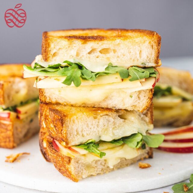 What would Earth Month be without delicious, conscious recipes? 🌎🌱 This Envy™ Earth-Friendly Grilled Cheese will not only be an April staple, but a household favorite from now on (we guarantee it!) 🍎🧀😉