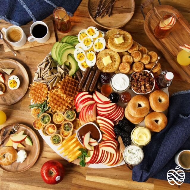 This Envy™ Brunch Board will be the perfect addition to all of your Springtime brunches. 🍎✨