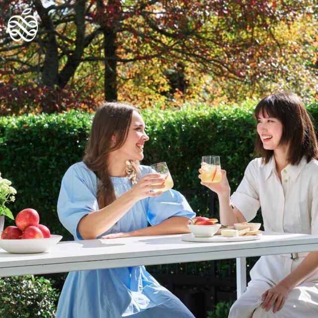 Is there anything better than good times with good food and good friends? ☀️ How about adding Envy™ apples to the mix? 🍎✨ Elevate your gatherings with the crisp, sweet taste of Envy™ and create unforgettable memories! ❤️
