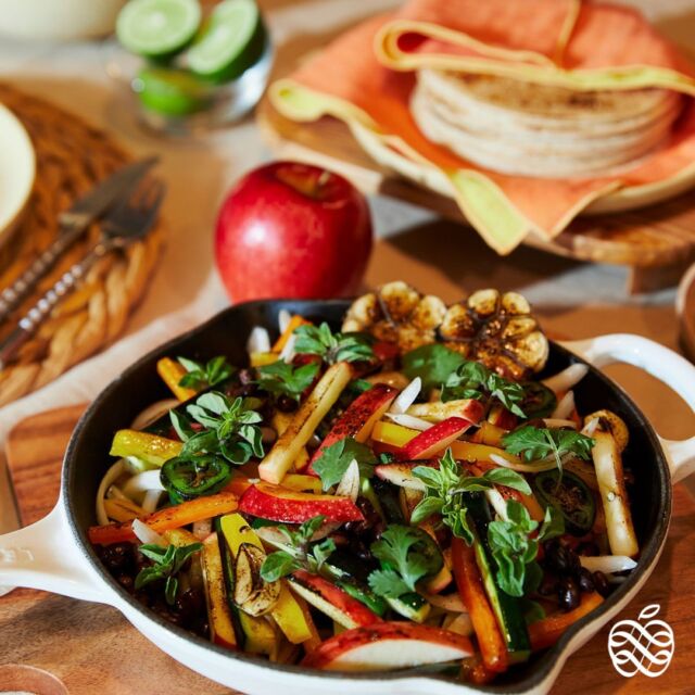 Elevate your dinner with our Vegan Envy™ and Black Bean Fajitas! 🌮🍎 Bursting with Envy™ apple freshness and zesty flavors, these fajitas are a must-try for any fiesta! 💃