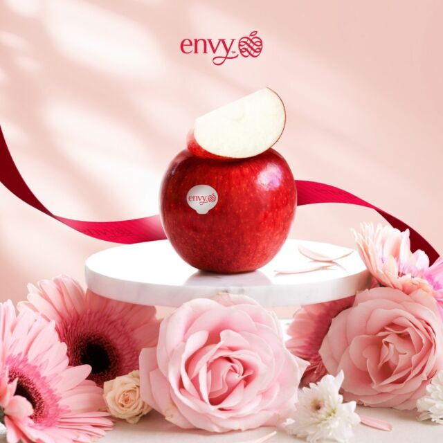 Discover the countless ways Envy™ apples can make this Mother's Day extra special! From delightful recipes to heartfelt moments shared, let's celebrate Mom with the sweetest gestures. 🍎💐