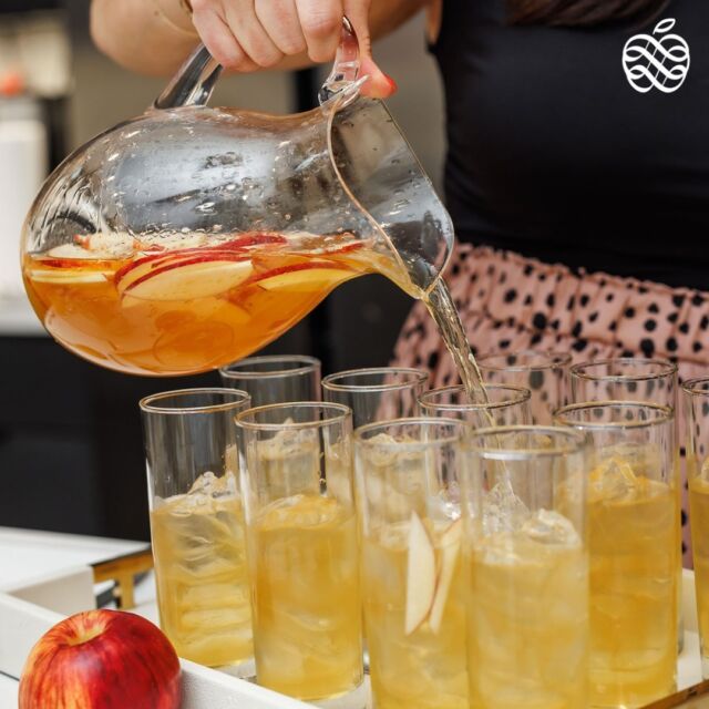 Elevate your taste buds with the perfect blend of crisp Envy™ apple indulgence and the effervescence of a gin fizz. Cheers to a punch that's as refreshing as it is envy-worthy! 🥂🍎