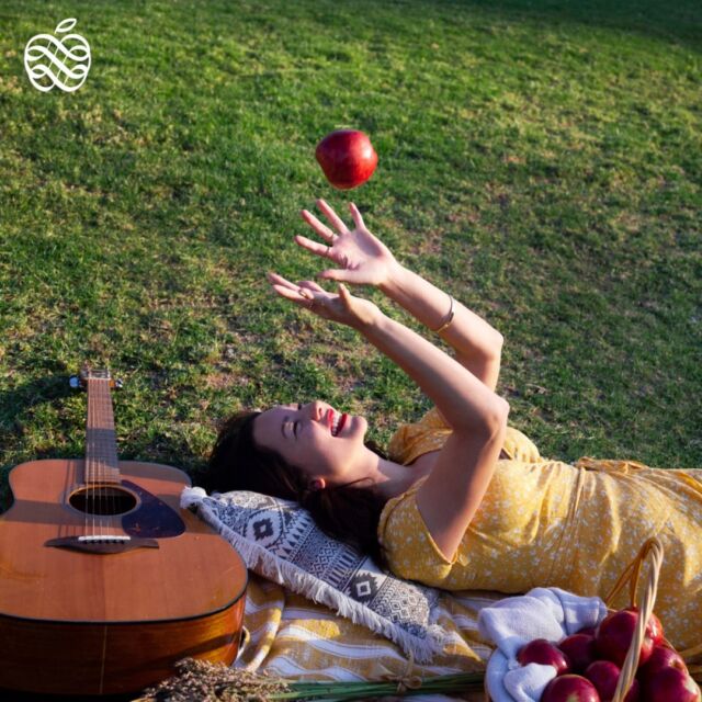 Soakin' up the sun and savoring the sweetness of Envy™ apples! 🍎☀️ We call that a perfect day. 🥰

Stock up on Envy for your next picnic! Store locator > Link in bio!