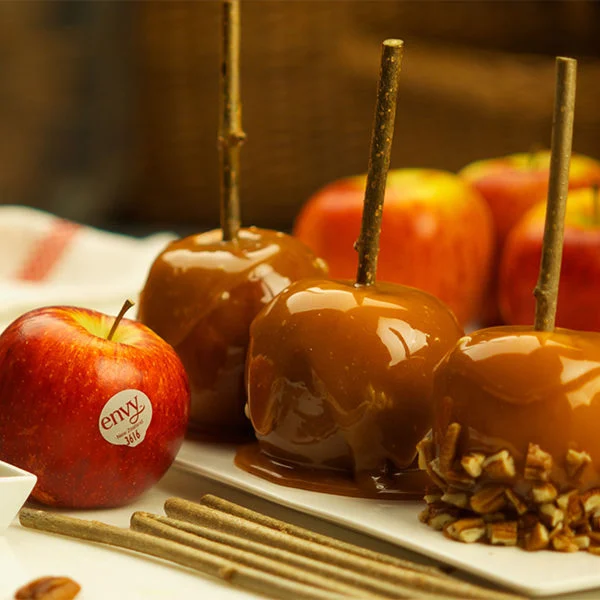 Nothing says "Fall" quite like a classic caramel apple! Make them even more indulgent by using ENVY™ apples this season!

Recipe > Link in bio!