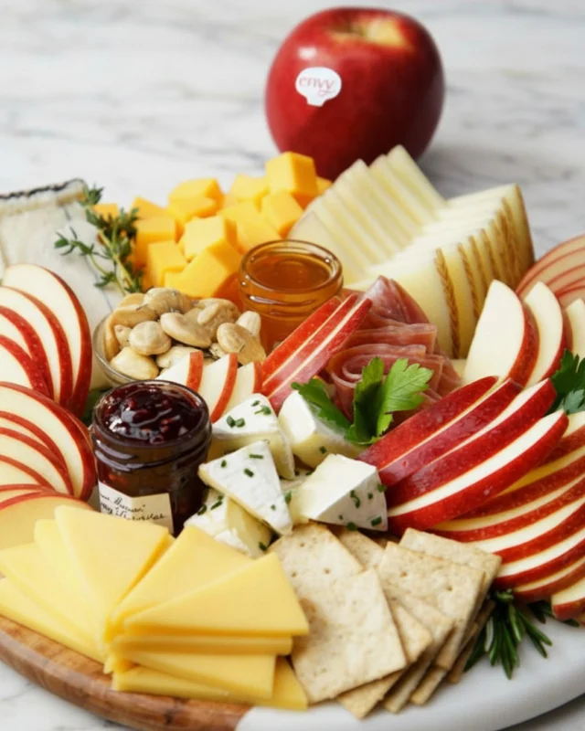 A bit of honey, some perfectly aged cheese, and the remarkable flavors of crisp ENVY™ apple slices — every element chosen with intention. Every bite worth remembering. 🍎

The details make the difference — pick up ENVY™ in a store near you today! #LinkInBio