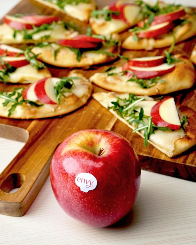 "Envy apples are so beautiful, crisp, and delicious! You can’t do better than Envy ❤️🍎"

Reach for exceptional — pick up ENVY™ at a store near you today! #LinkInBio