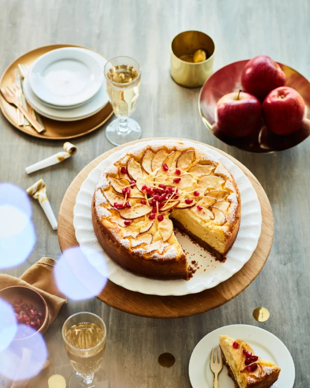 Every great dish has its star ingredients.

The balanced sweetness, delicate aroma, and beautiful appearance of ENVY™ apples make them the perfect centerpiece for desserts designed to be shared.

Who would you invite to share a slice of this cheesecake with?
#EnvyApples